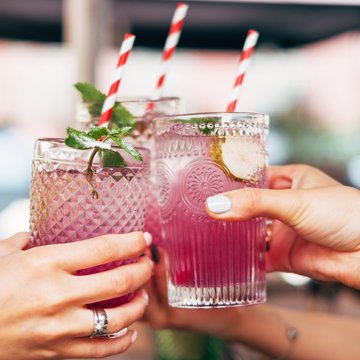 Leckere Weinhaltige Cocktails mit Garnitur, erfrischend im Sommer