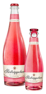 Eine Flasche Rotkaeppchen Fruchtsecco Alkoholfrei Granatapfel, elegant präsentiert und freigestellt