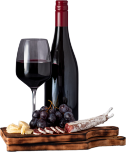 Ein gefülltes Weinglas und eine Flasche Rotwein auf einem Holzbrett, garniert mit dunklen Trauben, Käsestücken und Salami