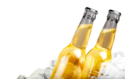 Zwei verschlossene Bierflaschen, eingebettet auf Eiswürfeln, mit Kondenswasser auf den Glasflaschen, was eine erfrischende Kühle suggeriert