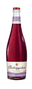 Eine Flasche Rotkaeppchen Fruchtsecco Alkoholfrei Schwarze Johannisbeere, elegant präsentiert und freigestellt