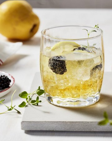 In diesem „alkoholfreien Cocktail“* sind die Quitte und der Thymian ein besonderes Highlight. Mit dem außergewöhnlichen Geschmack punktet man als Gastgeber immer.