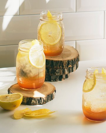 Hausgemachter Zitronen-Eistee in Einmachgläsern, perfekt für heiße Sommertage